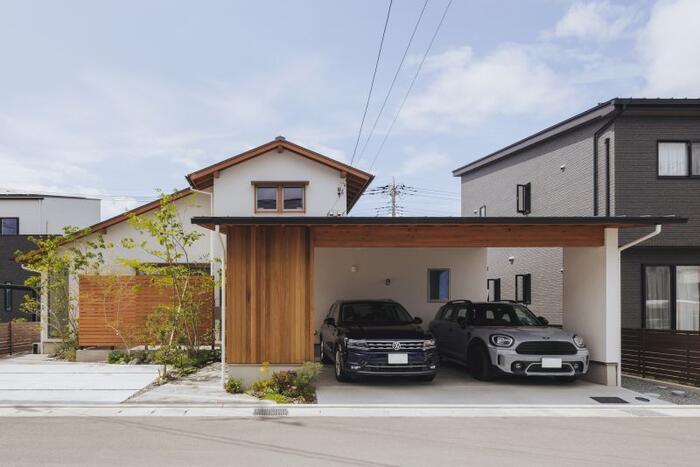 街中に建つ、大屋根の家